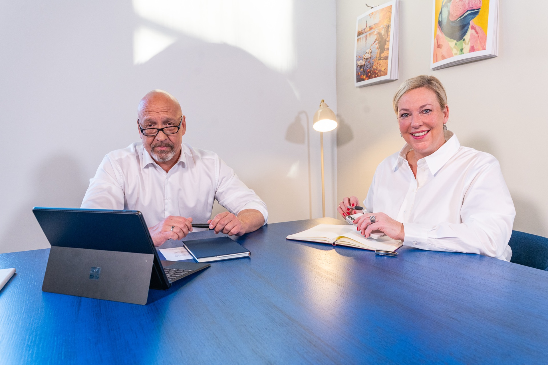 Beratungsgespräch am Tisch im Büro von Formeta DENTAL
